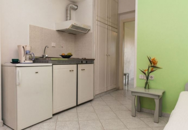 Dionysos apartmanház, repülővel