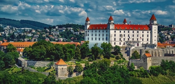 CSEH ÉS MORVAORSZÁG REJTETT KASTÉLYAI - Magyar vonatkozások, természeti szépségek ***