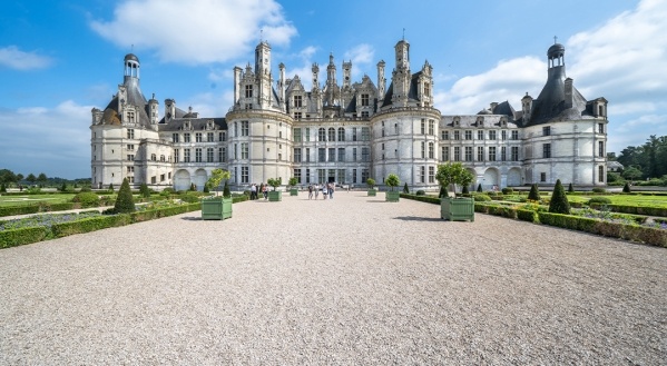 Loire-menti kastélyok és Párizs