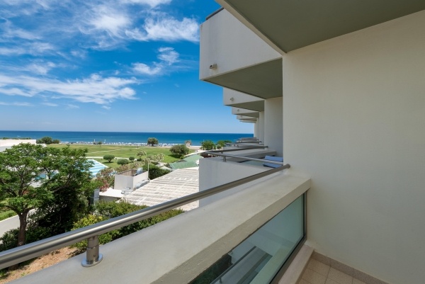 APOLLO BEACH ****