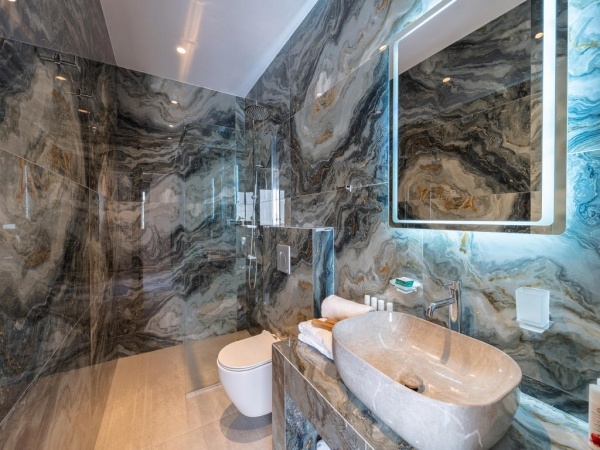 Philia Center Suites ****