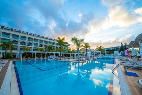 Karmir Resort & Spa *****