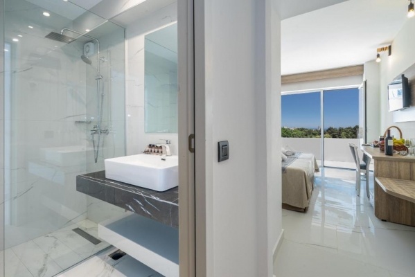 Hotel Castellum Suites **** AI, repülővel