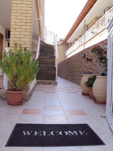 Vassilis-Maria Apartmanház, busszal